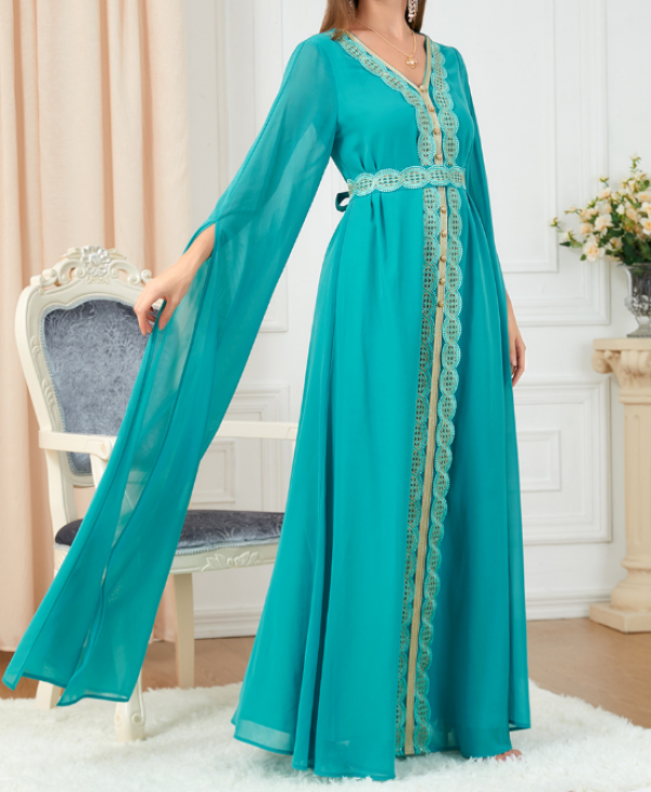 Gaun dengan potongan kerah V dan aksen renda